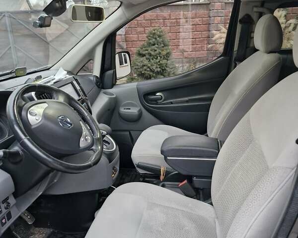 Черный Ниссан e-NV200, объемом двигателя 0 л и пробегом 145 тыс. км за 10500 $, фото 16 на Automoto.ua