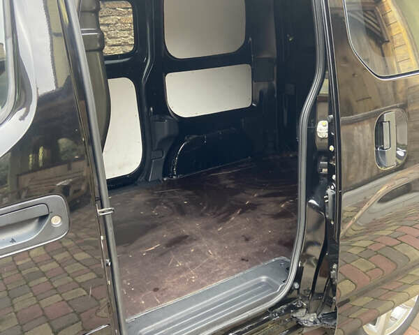 Черный Ниссан e-NV200, объемом двигателя 0 л и пробегом 48 тыс. км за 10850 $, фото 19 на Automoto.ua