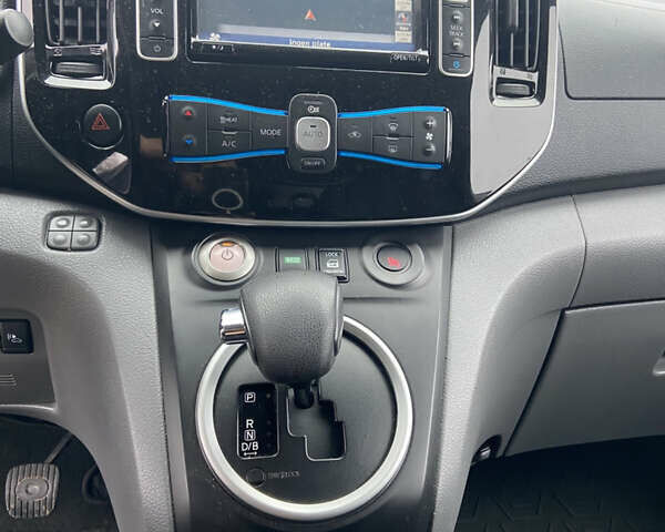 Черный Ниссан e-NV200, объемом двигателя 0 л и пробегом 48 тыс. км за 10500 $, фото 21 на Automoto.ua