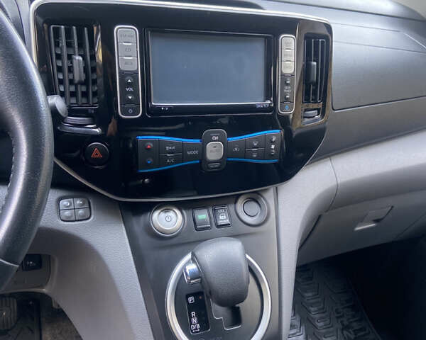 Черный Ниссан e-NV200, объемом двигателя 0 л и пробегом 48 тыс. км за 10850 $, фото 18 на Automoto.ua