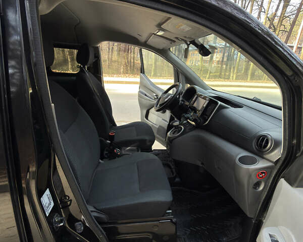 Черный Ниссан e-NV200, объемом двигателя 0 л и пробегом 100 тыс. км за 12500 $, фото 19 на Automoto.ua