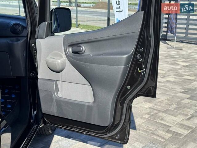 Черный Ниссан e-NV200, объемом двигателя 0 л и пробегом 32 тыс. км за 16900 $, фото 28 на Automoto.ua