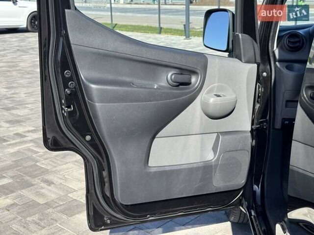 Черный Ниссан e-NV200, объемом двигателя 0 л и пробегом 32 тыс. км за 16900 $, фото 13 на Automoto.ua