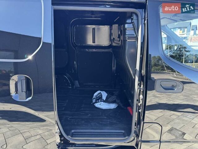 Черный Ниссан e-NV200, объемом двигателя 0 л и пробегом 32 тыс. км за 16900 $, фото 26 на Automoto.ua