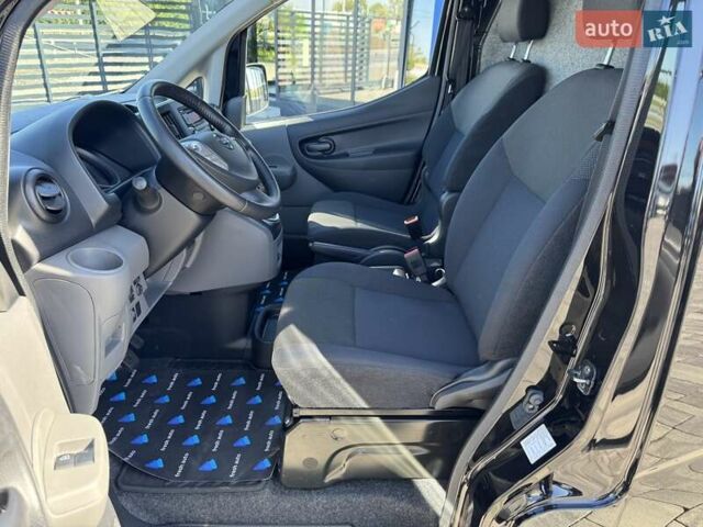 Черный Ниссан e-NV200, объемом двигателя 0 л и пробегом 32 тыс. км за 16900 $, фото 3 на Automoto.ua