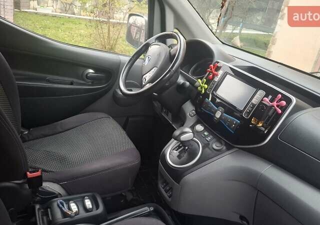 Серый Ниссан e-NV200, объемом двигателя 0 л и пробегом 93 тыс. км за 9300 $, фото 7 на Automoto.ua