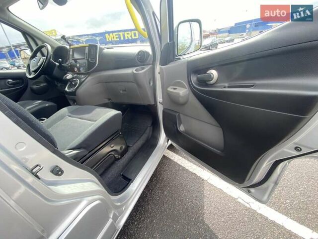 Серый Ниссан e-NV200, объемом двигателя 0 л и пробегом 99 тыс. км за 14400 $, фото 39 на Automoto.ua