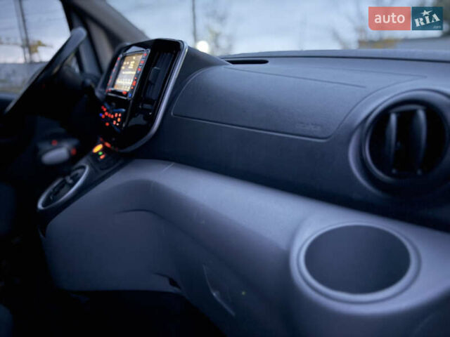 Сірий Ніссан e-NV200, об'ємом двигуна 0 л та пробігом 128 тис. км за 16777 $, фото 24 на Automoto.ua