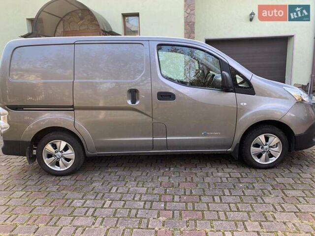 Серый Ниссан e-NV200, объемом двигателя 0 л и пробегом 91 тыс. км за 17200 $, фото 2 на Automoto.ua