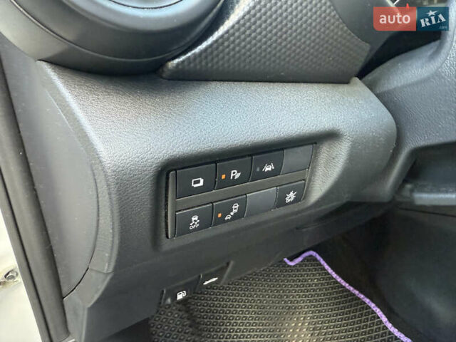 Белый Ниссан Kicks, объемом двигателя 1.6 л и пробегом 112 тыс. км за 12999 $, фото 10 на Automoto.ua