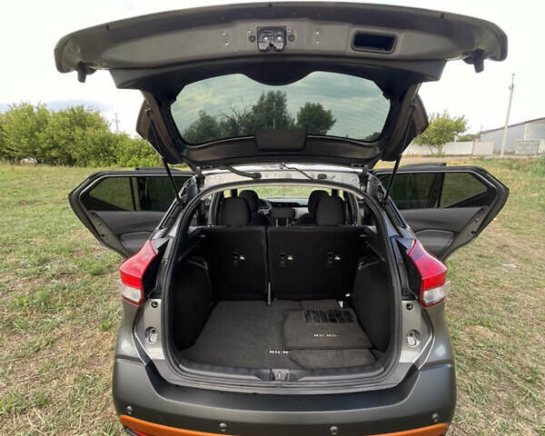 Серый Ниссан Kicks, объемом двигателя 1.6 л и пробегом 90 тыс. км за 15500 $, фото 9 на Automoto.ua