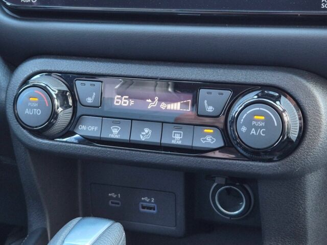 Сірий Ніссан Kix, об'ємом двигуна 1.6 л та пробігом 49 тис. км за 19499 $, фото 17 на Automoto.ua