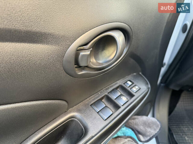 Серый Ниссан Latio, объемом двигателя 0 л и пробегом 95 тыс. км за 5900 $, фото 7 на Automoto.ua