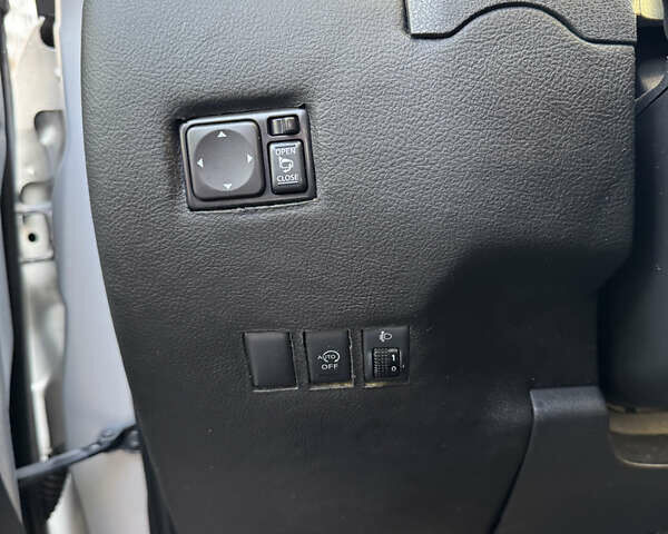 Серый Ниссан Latio, объемом двигателя 0 л и пробегом 95 тыс. км за 5900 $, фото 8 на Automoto.ua