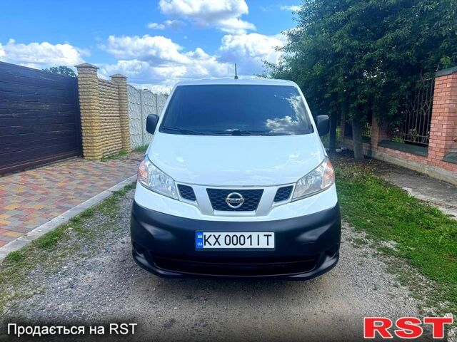 Белый Ниссан NV200, объемом двигателя 2 л и пробегом 240 тыс. км за 8333 $, фото 2 на Automoto.ua