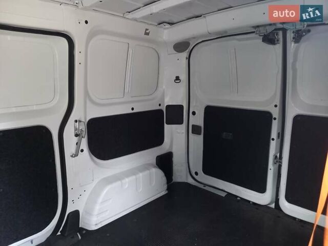 Білий Ніссан NV200, об'ємом двигуна 2 л та пробігом 125 тис. км за 12200 $, фото 18 на Automoto.ua