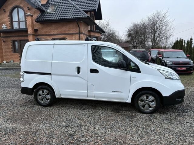 Белый Ниссан NV200, объемом двигателя 0 л и пробегом 127 тыс. км за 6000 $, фото 2 на Automoto.ua