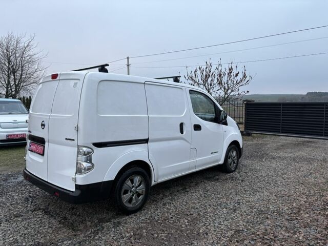 Белый Ниссан NV200, объемом двигателя 0 л и пробегом 127 тыс. км за 6000 $, фото 3 на Automoto.ua