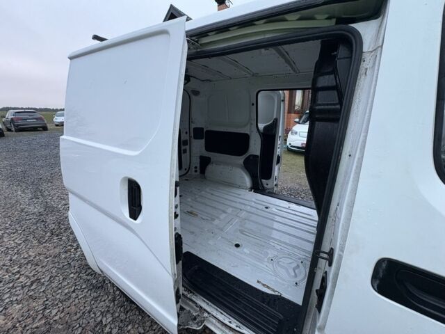 Белый Ниссан NV200, объемом двигателя 0 л и пробегом 127 тыс. км за 6000 $, фото 19 на Automoto.ua