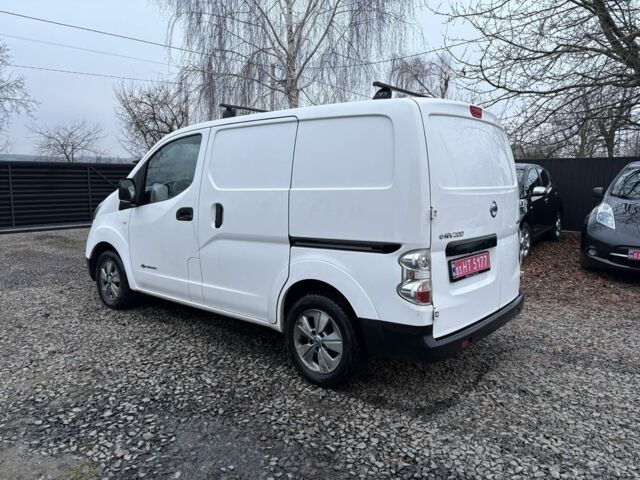 Белый Ниссан NV200, объемом двигателя 0 л и пробегом 127 тыс. км за 6000 $, фото 5 на Automoto.ua