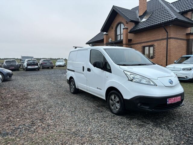 Белый Ниссан NV200, объемом двигателя 0 л и пробегом 127 тыс. км за 6000 $, фото 1 на Automoto.ua