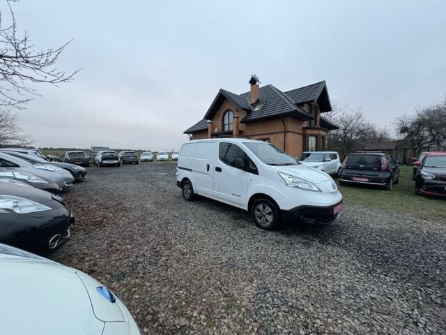 Белый Ниссан NV200, объемом двигателя 0 л и пробегом 127 тыс. км за 6000 $, фото 10 на Automoto.ua