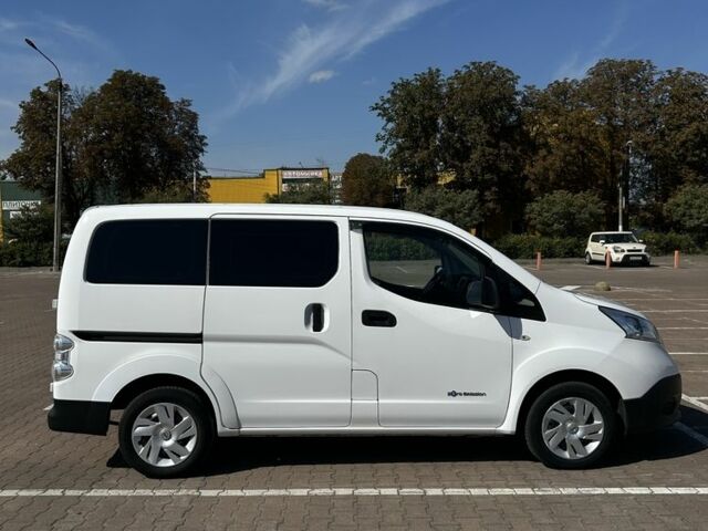 Белый Ниссан NV200, объемом двигателя 0 л и пробегом 73 тыс. км за 304 $, фото 3 на Automoto.ua