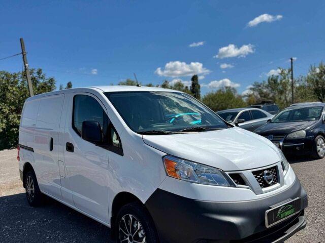 Белый Ниссан NV200, объемом двигателя 2 л и пробегом 206 тыс. км за 9500 $, фото 1 на Automoto.ua