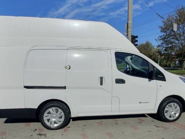 Белый Ниссан NV200, объемом двигателя 0 л и пробегом 26 тыс. км за 13500 $, фото 4 на Automoto.ua