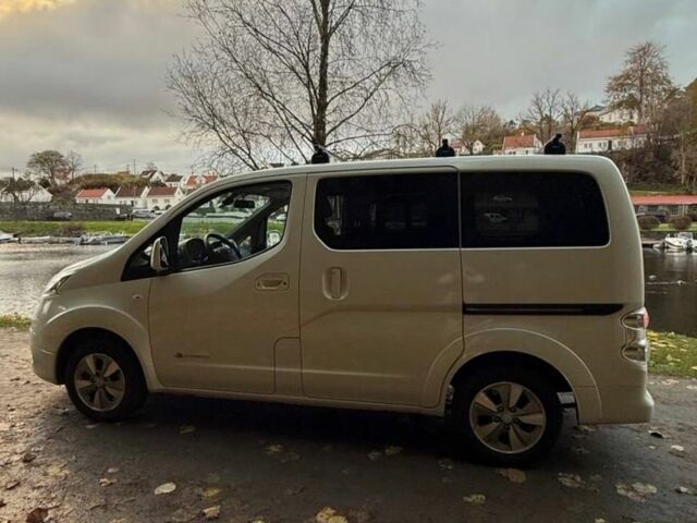 Белый Ниссан NV200, объемом двигателя 0 л и пробегом 38 тыс. км за 14655 $, фото 1 на Automoto.ua