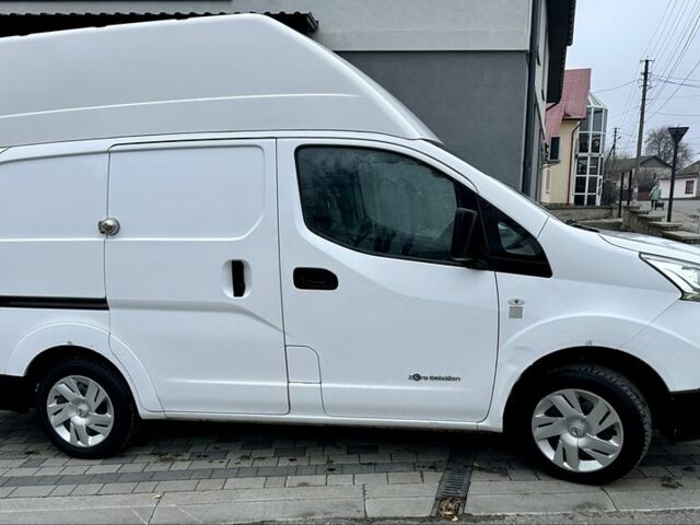 Белый Ниссан NV200, объемом двигателя 0 л и пробегом 40 тыс. км за 12700 $, фото 3 на Automoto.ua