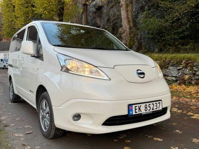 Белый Ниссан NV200, объемом двигателя 0 л и пробегом 38 тыс. км за 14655 $, фото 3 на Automoto.ua