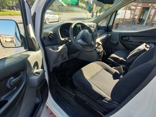 Белый Ниссан NV200, объемом двигателя 0 л и пробегом 26 тыс. км за 13500 $, фото 6 на Automoto.ua
