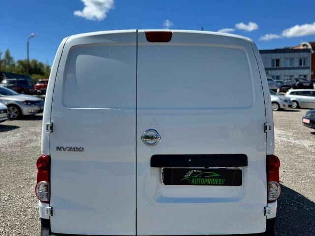 Белый Ниссан NV200, объемом двигателя 2 л и пробегом 206 тыс. км за 9500 $, фото 3 на Automoto.ua