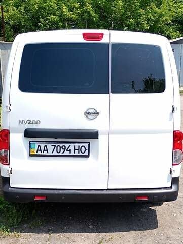 Белый Ниссан NV200, объемом двигателя 1.46 л и пробегом 318 тыс. км за 7400 $, фото 3 на Automoto.ua