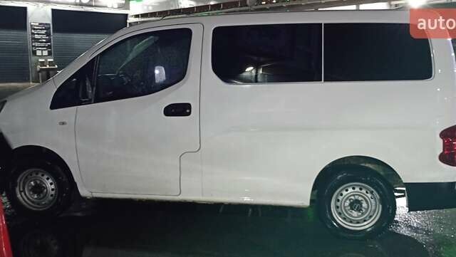 Белый Ниссан NV200, объемом двигателя 1.46 л и пробегом 318 тыс. км за 7400 $, фото 18 на Automoto.ua