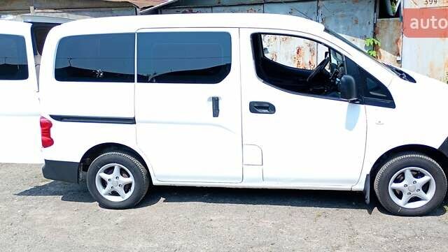 Белый Ниссан NV200, объемом двигателя 1.46 л и пробегом 318 тыс. км за 7400 $, фото 1 на Automoto.ua