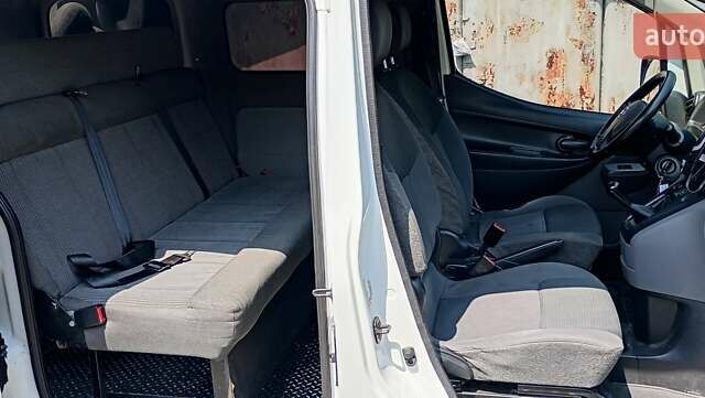 Белый Ниссан NV200, объемом двигателя 1.46 л и пробегом 318 тыс. км за 7400 $, фото 7 на Automoto.ua