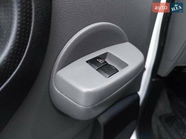 Білий Ніссан NV200, об'ємом двигуна 1.46 л та пробігом 245 тис. км за 6000 $, фото 17 на Automoto.ua