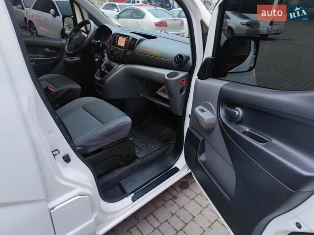 Білий Ніссан NV200, об'ємом двигуна 1.46 л та пробігом 245 тис. км за 6000 $, фото 23 на Automoto.ua