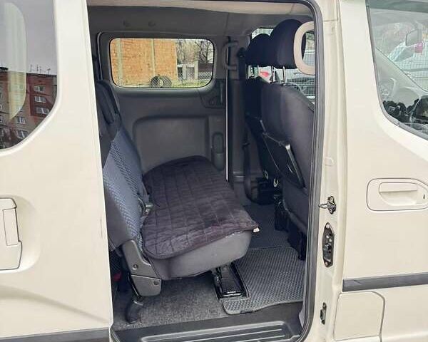 Белый Ниссан NV200, объемом двигателя 1.5 л и пробегом 210 тыс. км за 13000 $, фото 9 на Automoto.ua