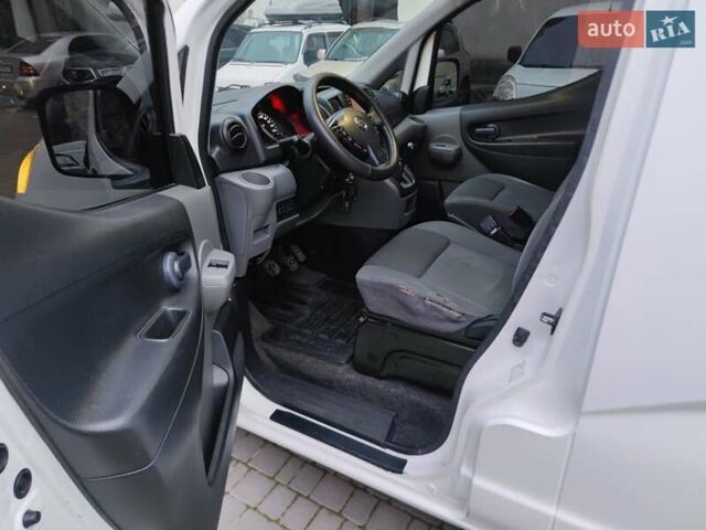 Білий Ніссан NV200, об'ємом двигуна 1.46 л та пробігом 245 тис. км за 6000 $, фото 14 на Automoto.ua