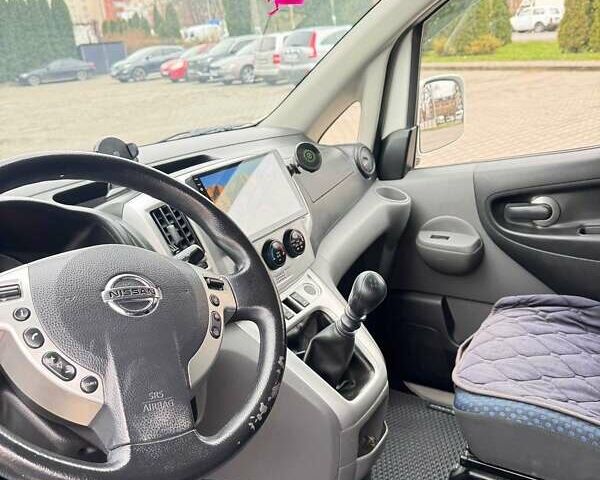 Белый Ниссан NV200, объемом двигателя 1.5 л и пробегом 210 тыс. км за 13000 $, фото 6 на Automoto.ua