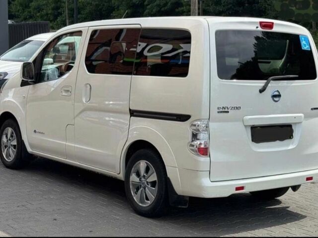 Белый Ниссан NV200, объемом двигателя 0 л и пробегом 169 тыс. км за 10300 $, фото 2 на Automoto.ua