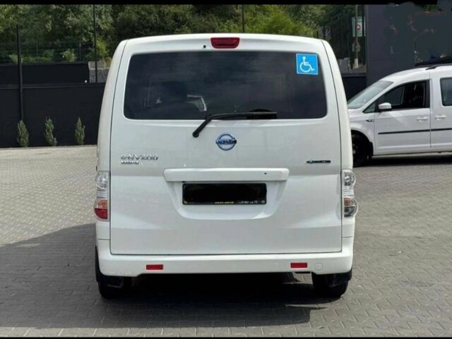 Белый Ниссан NV200, объемом двигателя 0 л и пробегом 169 тыс. км за 10300 $, фото 3 на Automoto.ua