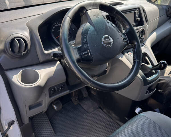 Белый Ниссан NV200, объемом двигателя 1.5 л и пробегом 295 тыс. км за 6800 $, фото 6 на Automoto.ua