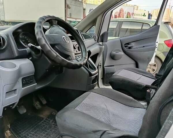 Білий Ніссан NV200, об'ємом двигуна 1.46 л та пробігом 217 тис. км за 8000 $, фото 5 на Automoto.ua