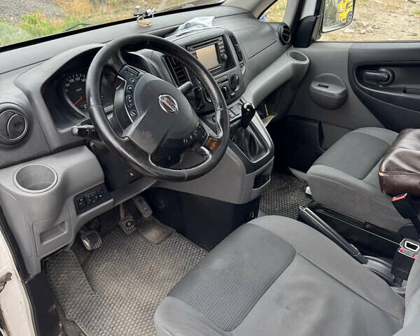 Белый Ниссан NV200, объемом двигателя 1.5 л и пробегом 295 тыс. км за 6800 $, фото 3 на Automoto.ua