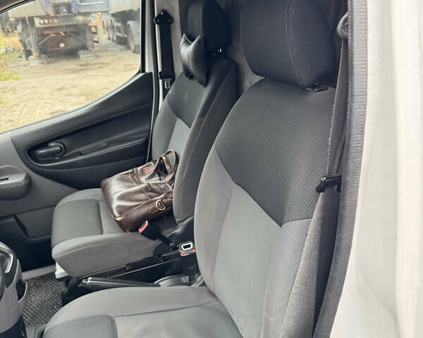 Белый Ниссан NV200, объемом двигателя 1.5 л и пробегом 295 тыс. км за 6800 $, фото 1 на Automoto.ua