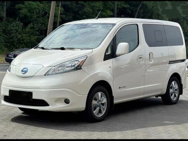 Белый Ниссан NV200, объемом двигателя 0 л и пробегом 169 тыс. км за 10300 $, фото 1 на Automoto.ua